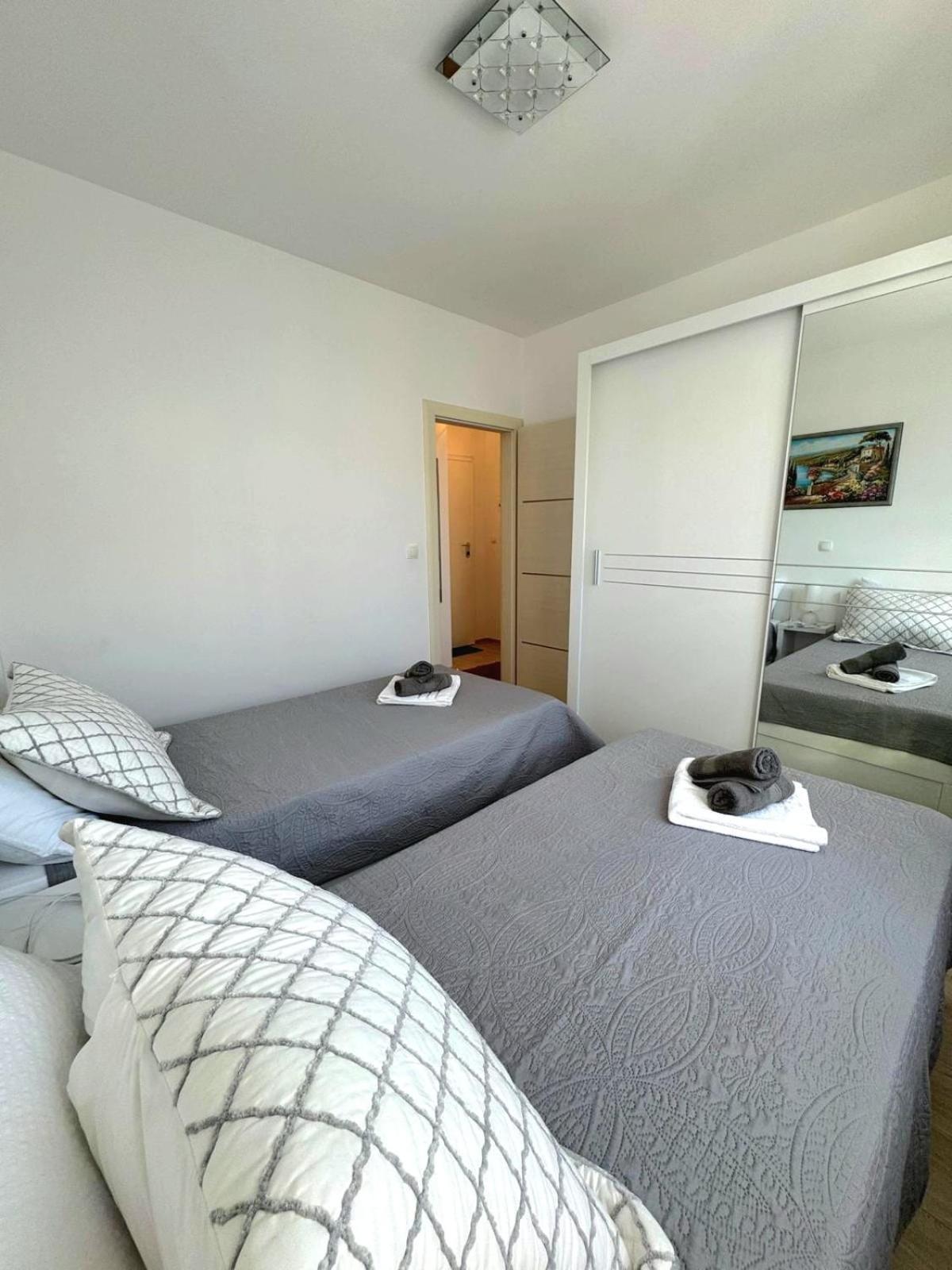 Apartment Misic โตรกีร์ ภายนอก รูปภาพ