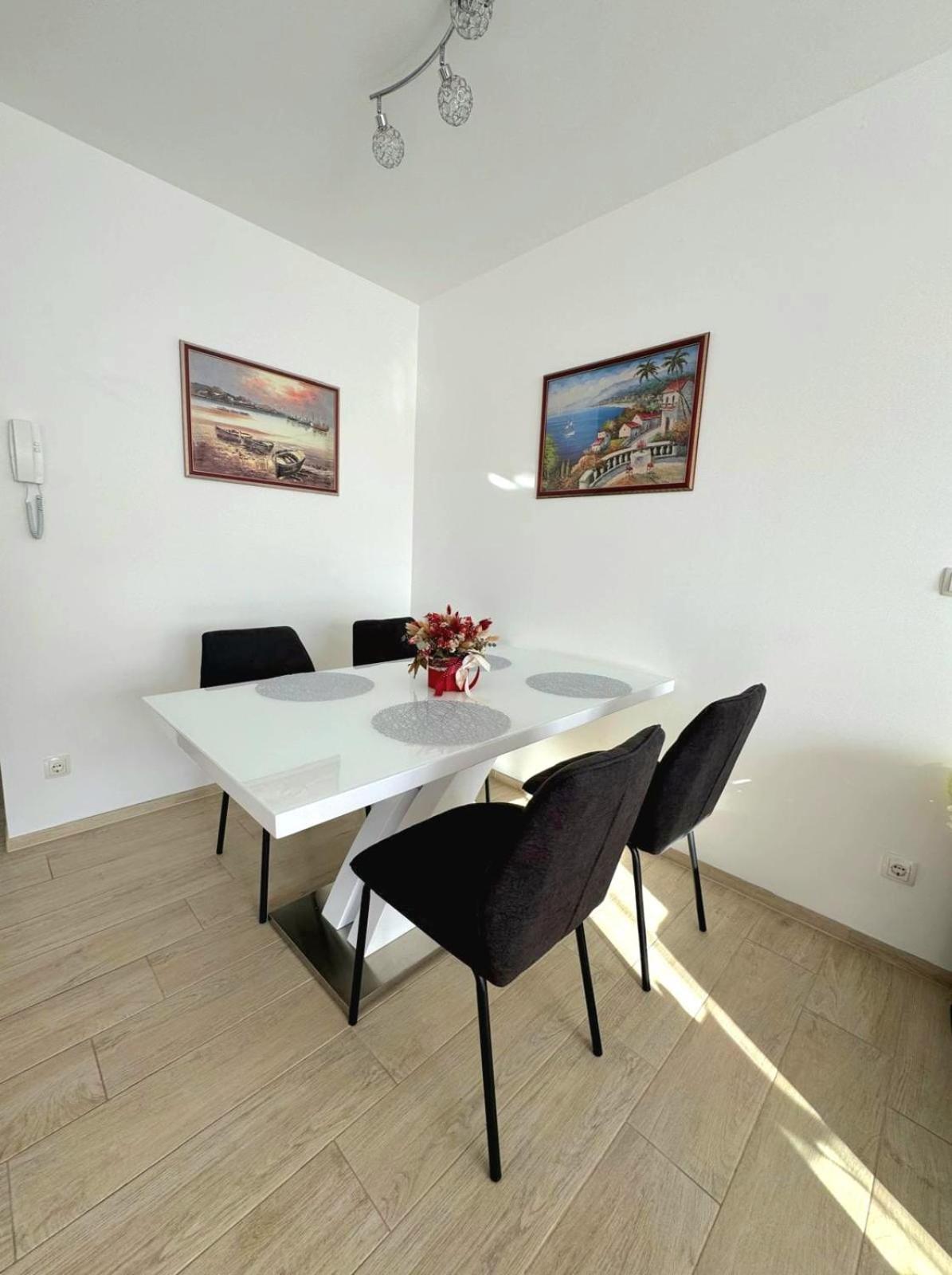 Apartment Misic โตรกีร์ ภายนอก รูปภาพ