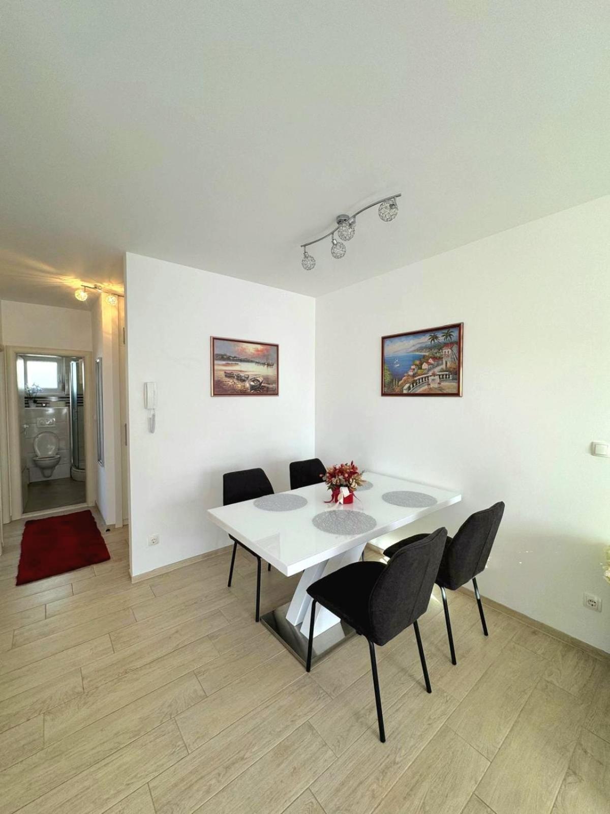 Apartment Misic โตรกีร์ ภายนอก รูปภาพ